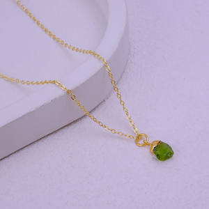 สร้อยคอปรับระดับได้ประดับพลอยเพอริดอทดิบธรรมชาติสำหรับเธอ เครื่องประดับทองเหลืองชุบทองทันสมัย - Product Image 3