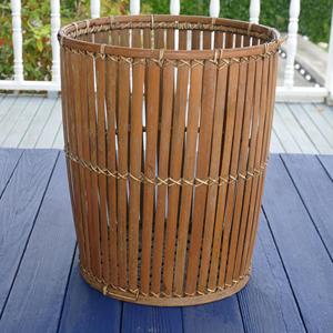 Panier en bambou avec garniture en cuir brut, panier de rangement tissé à la main, style Palm Beach Regency, vente en gros - Product Image 4