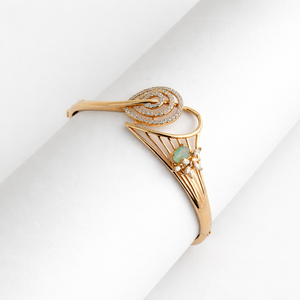 Bracelet spirale en or rose 18 carats avec cristal et accent de pierre verte pour femme, bijou élégant de créateur, cadeau pour mariage ou fête - Product Image 1