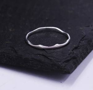 Anillo Ondulado de Plata de Ley, Anillo Delgado y Delicado, Anillo Apilable, Anillo con Diseño de Ola - Product Image 2