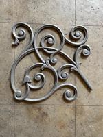 Décoratif en fer forgé, accent architectural durable, composant de métal forgé de qualité supérieure, pièces d'escalier extérieur modernes sur mesure