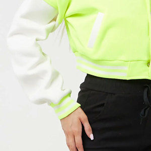 Chaqueta Varsity Corta de Béisbol Personalizable para Mujer, Ligera, de Lana, con Color Personalizado - Product Image 3