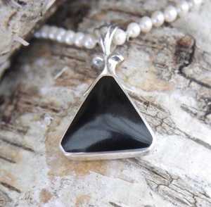 Colgante Hecho a Mano de Plata de Ley con Jet Azul de John Whitby, Chapado en Oro/Plata Vintage, Joyería Elegante, Regalo de Compromiso - Product Image 5