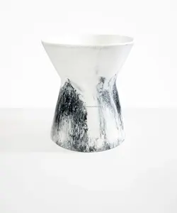 Florero de diseñador atractivo hecho a mano de resina de onda azul, jarrón de lazo grande de resina, maceta de forma redonda para decoraciones del hogar con cuerno de luz - Product Image 6