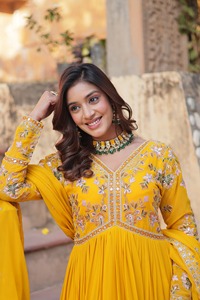 Robes Anarkali traditionnelles indiennes exclusives en tissu Faux Blooming avec broderie de sequins et bordure en dentelle de créateur - Product Image 3