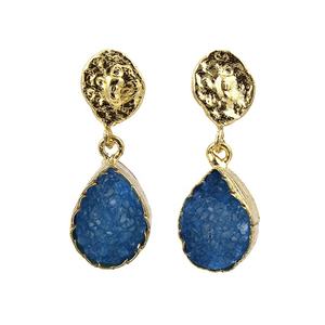 Boucles d'oreilles élégantes en pierre précieuse Druzy rouge, plaquées or, faites à la main, style pendantes, finition mate, forme poire 10x14mm - Product Image 6