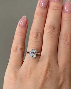 Bague de fiançailles en or blanc 14 carats avec diamant de laboratoire taille coussin allongé serti à griffes, certifiée IGI - Product Image 1