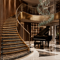 Escalier en colimaçon en bronze avec marches en marbre noir éclairées par LED, garde-corps en verre courbé et design de main courante en métal de luxe