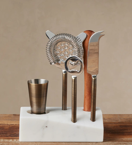 Ensemble de supports à outils de bar en marbre de luxe avec outils à cocktails en acier inoxydable doré, jigger, passoire, ouvre-bouteille, cuillère et support. - Product Image 3