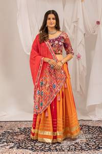 Tenue de soirée et de mariage de créateur en Faux Georgette avec strass thermocollés, dentelle fantaisie, Lehenga Choli longue, Dupatta imprimé, séchage rapide - Product Image 1