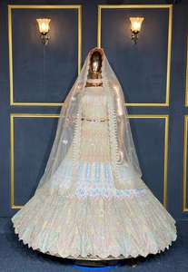 Lehenga choli de mariée avec un travail lourd de jarkan, des touches de design nouveau et un style classique ample - Product Image 5