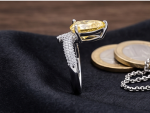 Anillo de Diamante Amarillo Corte Pera de Laboratorio con Engaste Pavé para Mujer, Joyería de Lujo, Regalo para Compromiso, Boda o Fiesta - Product Image 2