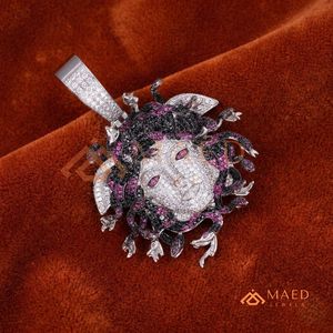 Collier pendentif Méduse pour homme MAED Jewels, pendentif tête de Méduse serti de pierres, plaqué argent et or, pendentif serti de pierres - Product Image 2