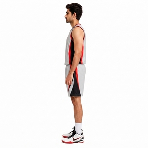 Uniforme de basket-ball d'équipe personnalisé Tissu polyester de qualité supérieure Panneaux respirants Contrôle de l'humidité Construction légère Sublimation - Product Image 4