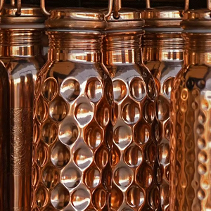 Botella de cobre portátil para hidratación, bebida ayurvédica saludable, ecológica, reutilizable, a prueba de fugas, compacta para viajes al aire libre. - Product Image 1