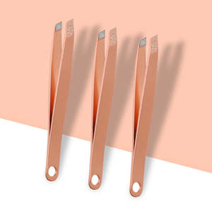 Pinzas para Cejas de Punta Inclinada de Marca Privada, Pinzas Clásicas de Belleza con Logotipo Personalizado, Pinzas de Acero Inoxidable Color Oro Rosa para Depilación - Product Image 3