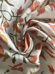 Tela 100% Algodón Estampada a Mano con Diseño Floral de Coral sobre Base Blanca |   Venta al por Mayor en Jaipur - Product Image 2