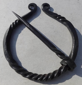 Broche torsadée en fer forgé à la main, épingle en tissu/cape, fermoir torsadé en fer forgé de Style médiéval Viking et penannulaire - Product Image 4