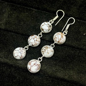 Boucles d'oreilles clous en argent magnésite cheval sauvage, faites à la main, trois pierres rondes, plaqué rhodium, bijoux en pierres précieuses, cadeau pour elle, pour les fêtes - Product Image 2