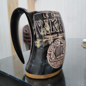 Taza artesanal de cuerno natural estilo vikingo con logo personalizado. Tazas de cuerno vikingas para amantes de la nave Vikinga, para fiestas vikingas. - Product Image 1