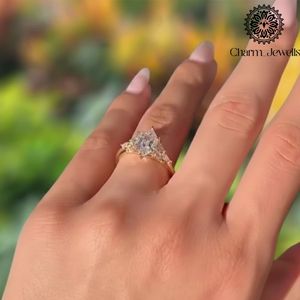 แหวนหมั้นผู้หญิง Charm_Jewells ชุบทองคำสีกุหลาบ เงินแท้ ประดับเพชรโมอิสซาไนต์ทรงปรินเซสคัท รับรองโดย IGI ดีไซน์คลาสสิกแบบมงกุฎ - Product Image 2