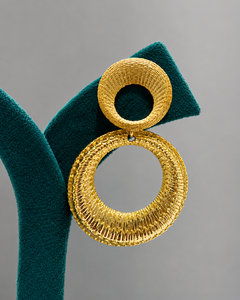Boucles d'oreilles pendantes GPC plaquées or, motif double cercle texturé, pour femme, géométriques, rondes, style statement, cadeau tendance - Product Image 3