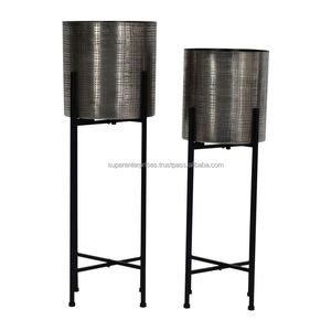 Table d'appoint classique en métal offrant une qualité de construction durable et un look intemporel pour une placement près du canapé - Product Image 5