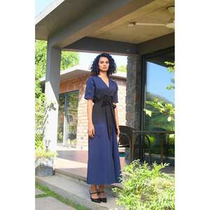 Kaftan long uni pour femme avec ceinture à nouer à la taille naturelle, col en V, manches évasées, élégant, décontracté, pour le bureau - Product Image 2