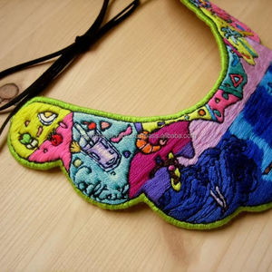 Collier de broderie de perles traditionnelles Bijoux colorés et artisanaux Parfait pour les vêtements ethniques et les soirées - Product Image 1