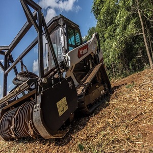Minicargadora Bobcat de Alto Rendimiento con Accesorio Triturador Forestal para Desbroce y Procesamiento de Matorrales - Product Image 1