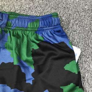 กางเกงกีฬาขาสั้นผู้ชายสไตล์ไฮสตรีท โลโก้สั่งทำได้ เป็นมิตรกับสิ่งแวดล้อม แห้งเร็ว ผ้าโพลีเอสเตอร์สีดำ ด้านข้างเป็นตาข่าย ทรงตรง เหมาะสำหรับเล่นบาสเก็ตบอล - Product Image 3