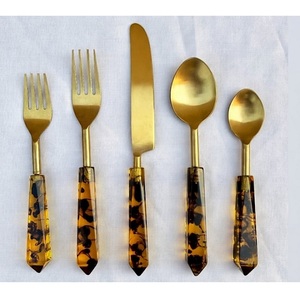 Service de couverts modernes en or mat avec manches en résine vert foncé, couverts en acier doré pour la maison, l'hôtel, les mariages et la mise en place de la table. - Product Image 6