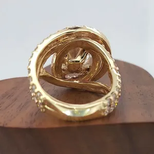 Anillo de compromiso de oro macizo con corte redondo, halo de diamantes en espiral de oro amarillo, anillo bypass único, joyería nupcial llamativa, regalo. - Product Image 3