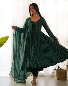 Robe Anarkali élégante pour soirée avec imprimé Laheriya et manches Churidar - Product Image 1