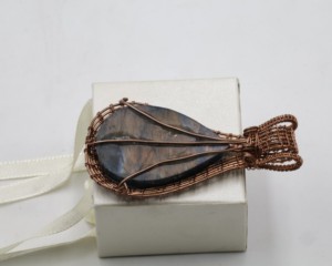 Pendentif en labradorite enroulé sur fil de cuivre, collier en cristal de labradorite naturelle, pendentif en pierre précieuse fait main, bijoux taille unique - Product Image 3