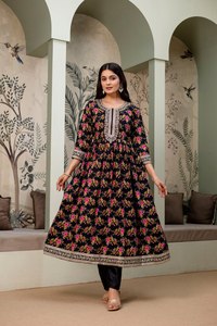 Conjunto de Vestido Largo Hasta el Tobillo de Seda Crepé Pesada Tradicional para Mujer con Escote Bordado, Pantalón con Estampado Completo y Dupatta de Tela de Red - Product Image 4