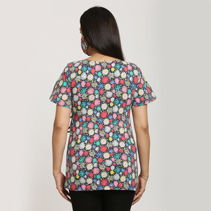 Top envolvente informal para madres lactantes con cuello en V y cuello con volantes diseñado para ocasiones de maternidad de verano, precio al por mayor - Product Image 2