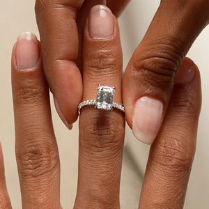 แหวนแต่งงานแบบมินิมอลลิสต์ประดับเพชรทรงเอเมอรัลด์ 2 กะรัต ได้รับการรับรองจาก IGI เพชรเพาะเลี้ยงในห้องปฏิบัติการ พร้อมวงแหวนรอบเพชรแบบซ่อน ตัวเรือนทองคำขาว 14k ของขวัญสำหรับผู้หญิงสำหรับงานปาร์ตี้ - Product Image 2