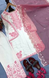 Ensemble Kurta et pantalon brodés en verre romain pour femme, avec dupatta en organza, idéal pour les fêtes d'été et d'hiver |   Salwar Kameez moderne avec broderie florale - Product Image 2