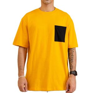 Camiseta de Algodón Grueso para Hombre, Corte Holgado, Cuello Redondo, Manga Corta, Estilo Urbano Amarillo, con Bolsillo Frontal en Contraste y Marca Personalizada - Product Image 1