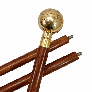 Canne de marche vintage en laiton avec poignée globe terrestre en bois, accessoire de scène - Product Image 1