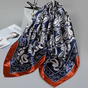 Elegante Pañuelo de Seda Blanco y Negro, Forma Cuadrada, Accesorio de Moda Multifuncional para Mujer, para Todas las Temporadas - Product Image 3