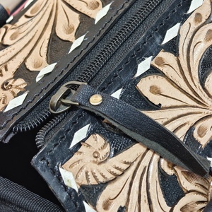 Bolso de Mano de Cuero de Lujo con Diseño de Tablero de Ajedrez y Grabado Floral, Cierre de Cremallera Resistente - Product Image 5