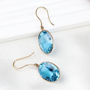 Pendientes de Oro Amarillo Sólido de 18K con Topacio Azul Natural Ovalado y Engaste de Bisel, Estilo Francés, de Memoria Jewels, Venta al por Mayor - Product Image 2