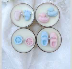 Vela de cera de soja hecha a mano de lujo con forma de zapato de bebé, elegante y perfumada, con etiqueta personalizada, ideal como regalo de recuerdo para baby shower o cumpleaños. - Product Image 2