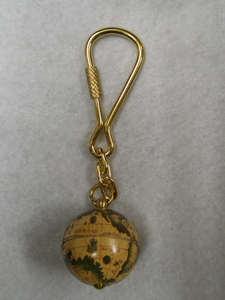 Porte-clés globe terrestre vintage en laiton, souvenir de voyage antique - Product Image 1