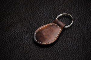 Llavero de Cuero Genuino Hecho a Mano al por Mayor con Destapador de Botellas, Regalo de Navidad Personalizado y Elegante para Hombres y Mujeres - Product Image 3