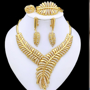 Collar de oro rosa Regal con un colgante de candelabro intrincado, disponible a precios de mayorista. - Product Image 3