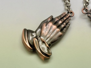Porte-clés Mains en prière 3D, pendentif religieux en métal, ton argent antique bronze avec chaîne - Product Image 4