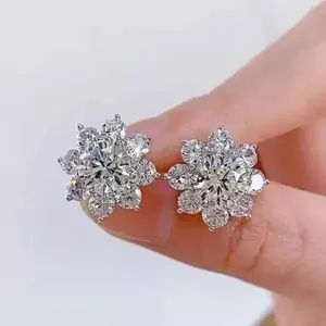 Pendientes de Moissanita con Diseño de Racimo de Flores, Plata de Ley 925, Joyería Nupcial de Lujo con Aspecto de Diamante - Product Image 5
